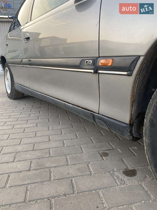 Седан Opel Omega 1995 в Вараше