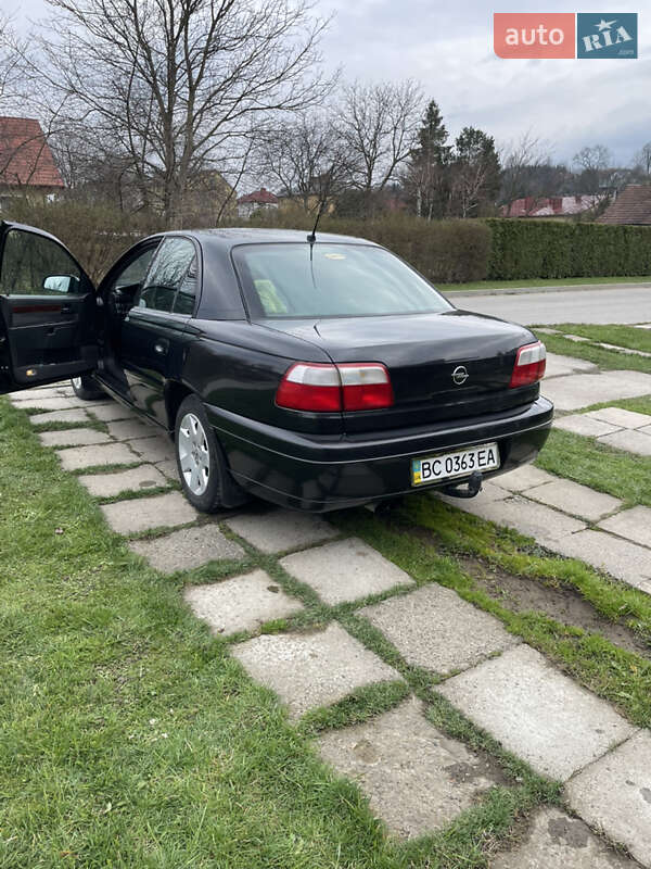 Седан Opel Omega 2000 в Львове