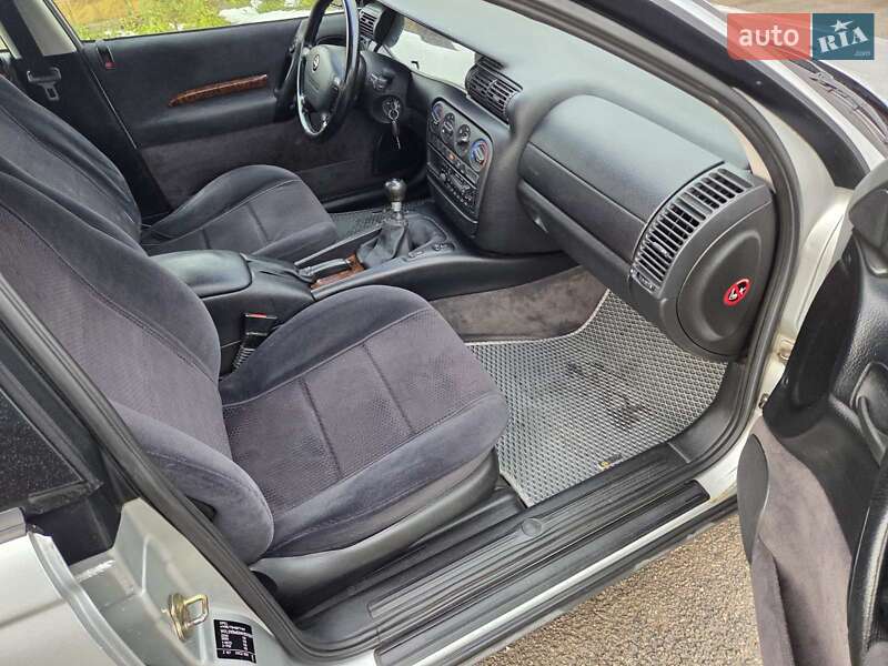 Седан Opel Omega 1998 в Каменском