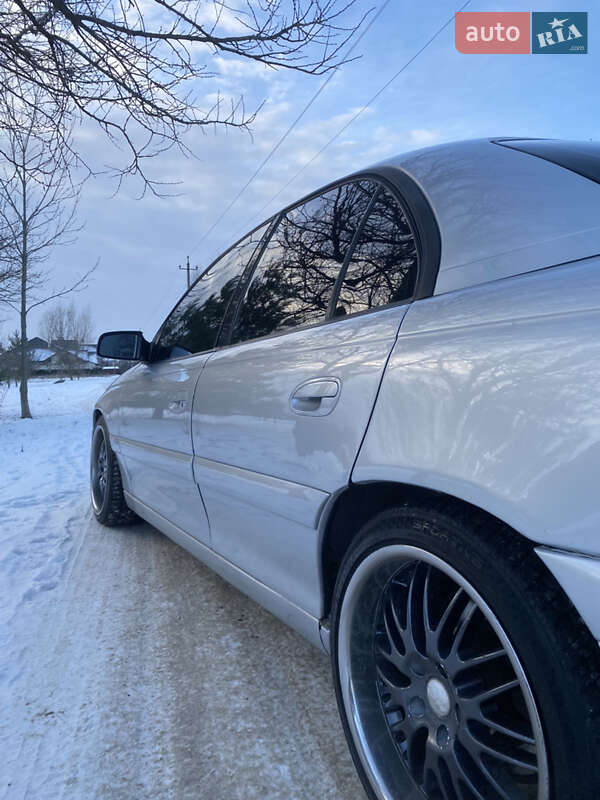 Седан Opel Omega 2000 в Полтаве