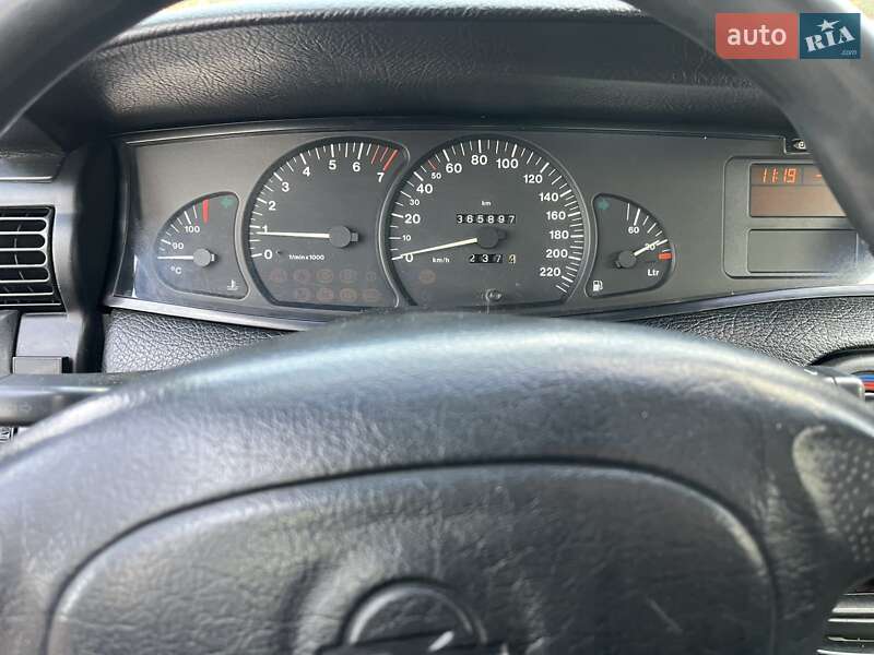 Седан Opel Omega 1994 в Каменском