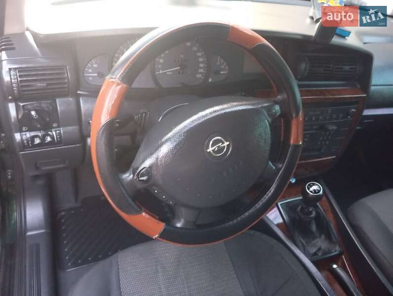 Седан Opel Omega 2003 в Дубно