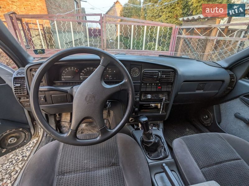 Седан Opel Omega 1988 в Ровно