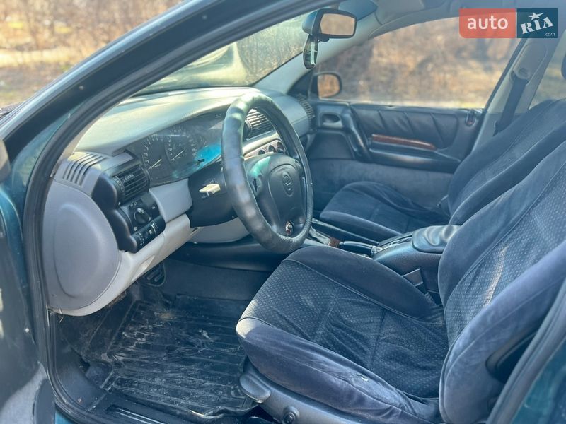 Седан Opel Omega 1995 в Коростене