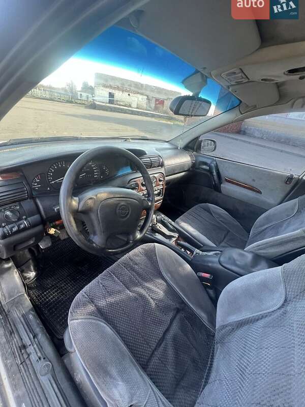 Седан Opel Omega 1995 в Смеле