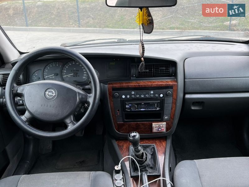 Седан Opel Omega 2002 в Ирпене