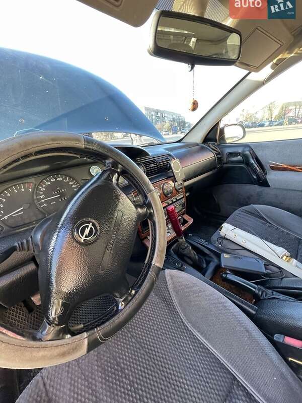 Седан Opel Omega 1997 в Гайсину