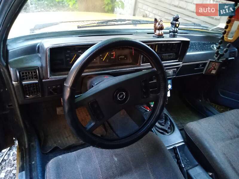 Седан Opel Rekord 1982 в Долинській