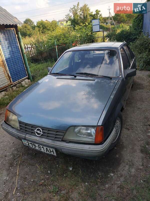 Седан Opel Rekord 1983 в Дніпрі