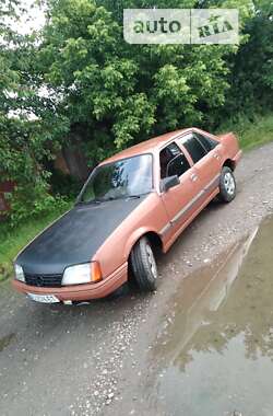 Седан Opel Rekord 1985 в Виноградове