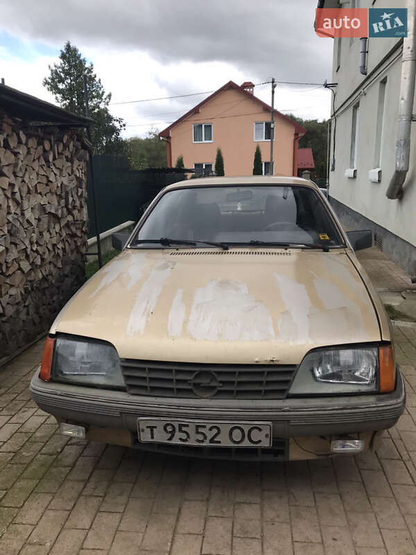 Седан Opel Rekord 1984 в Долині