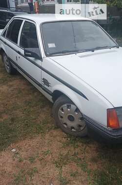 Седан Opel Rekord 1986 в Хотине