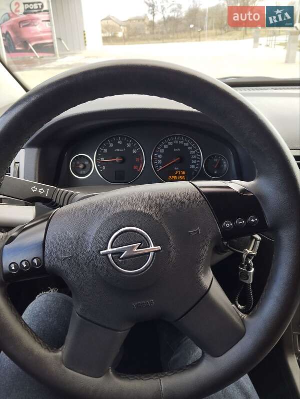 Хэтчбек Opel Signum 2003 в Мостиске