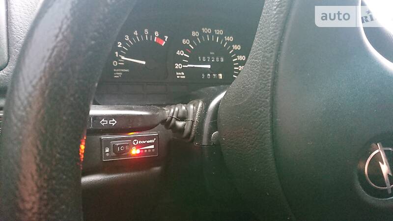 Седан Opel Vectra 1990 в Каневі