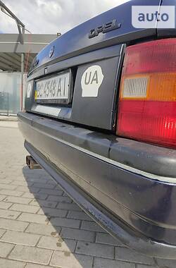 Седан Opel Vectra 1990 в Львове