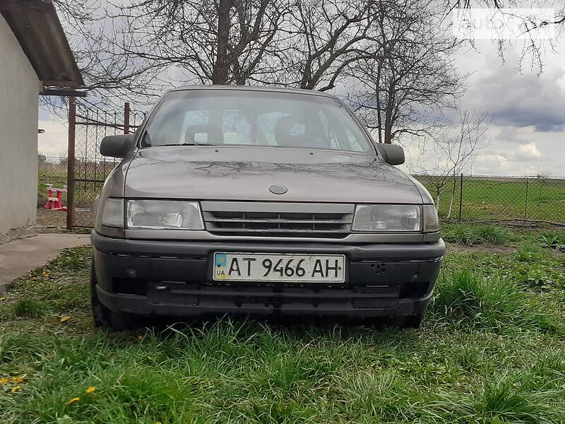 Седан Opel Vectra 1990 в Тлумаче
