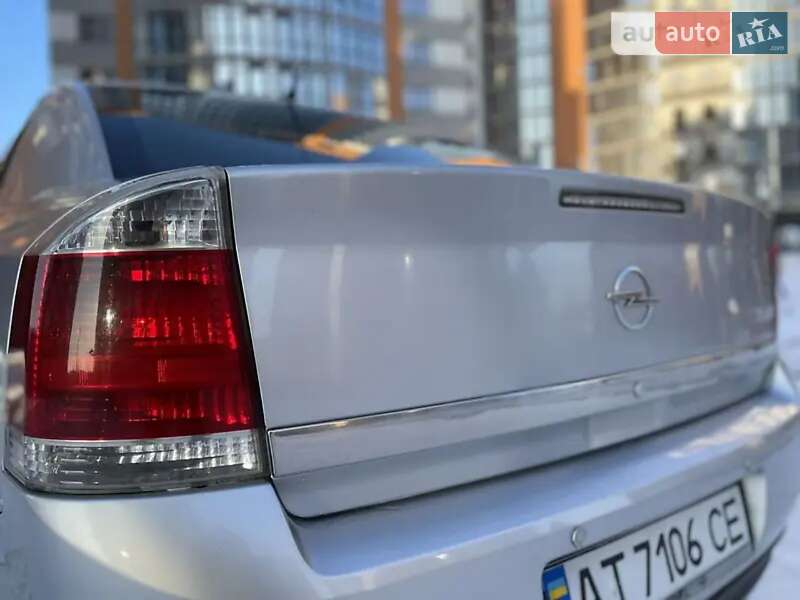 Седан Opel Vectra 2004 в Ивано-Франковске