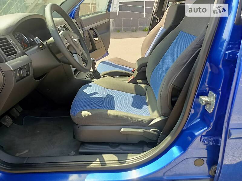 Седан Opel Vectra 2004 в Львові