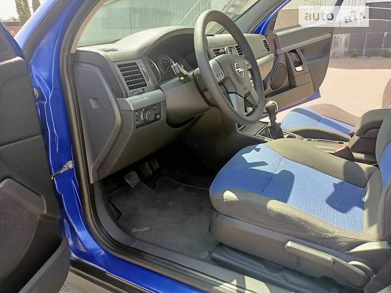 Седан Opel Vectra 2004 в Львові