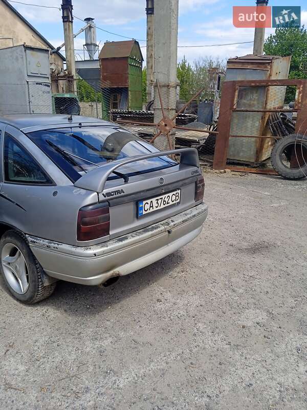 Ліфтбек Opel Vectra 1992 в Тальному фото 3 Ліфтбек Opel Vectra 1992 в Тальному