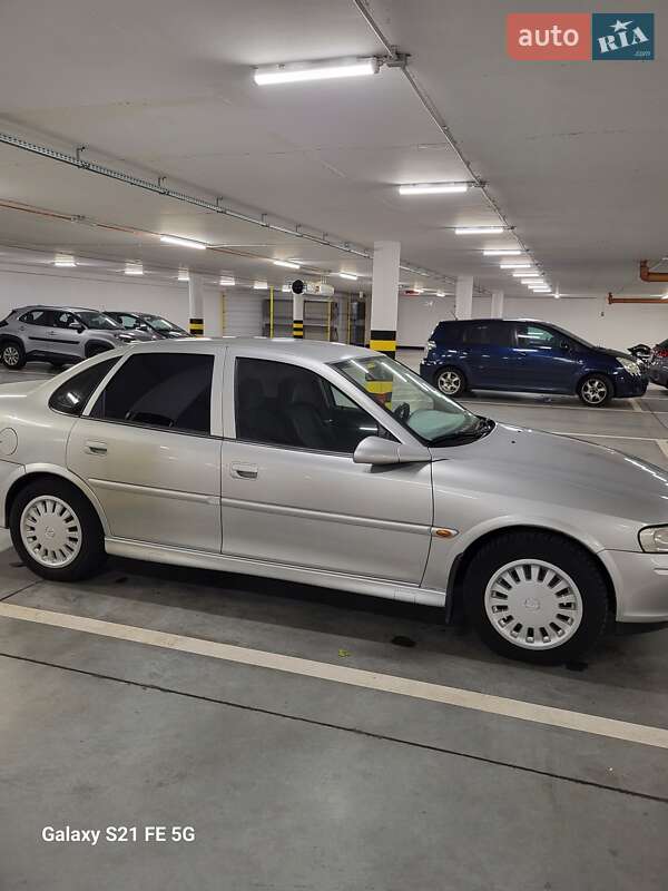 Седан Opel Vectra 2002 в Любомлі