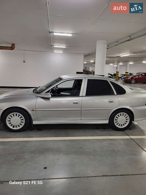 Седан Opel Vectra 2002 в Любомлі