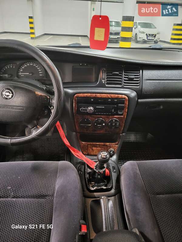 Седан Opel Vectra 2002 в Любомлі