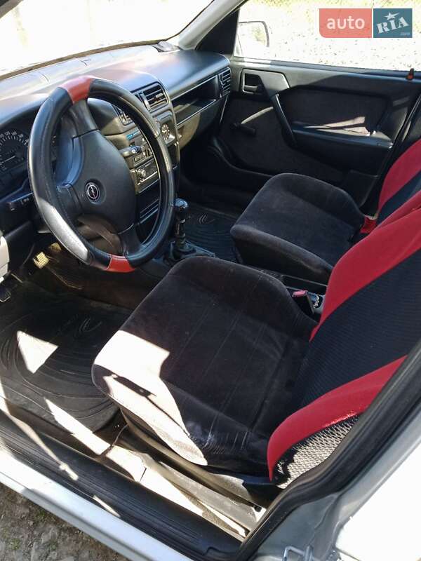 Седан Opel Vectra 1989 в Ивано-Франковске