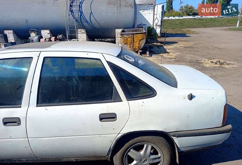 Седан Opel Vectra 1989 в Хороле