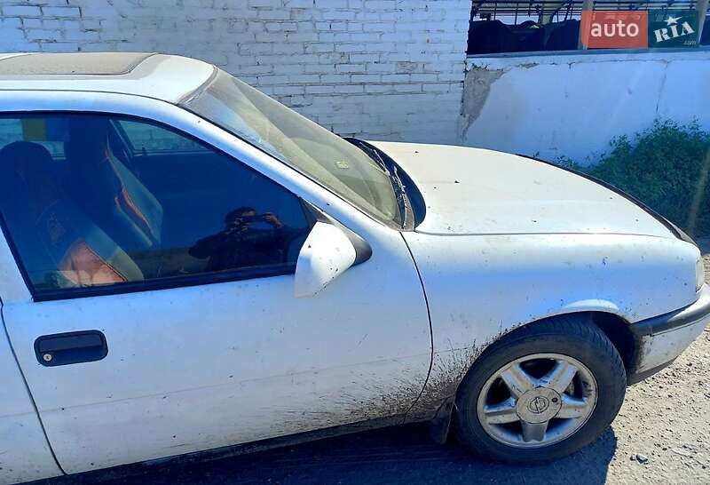 Седан Opel Vectra 1989 в Хороле