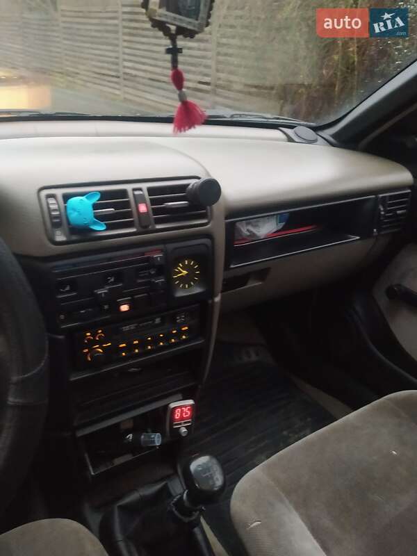 Седан Opel Vectra 1989 в Сокале