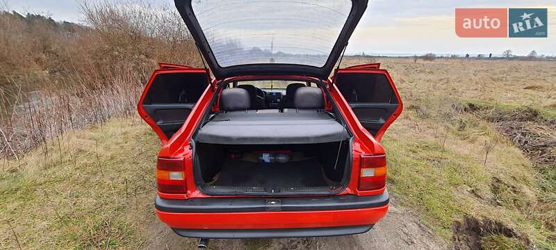 Седан Opel Vectra 1989 в Золочеві