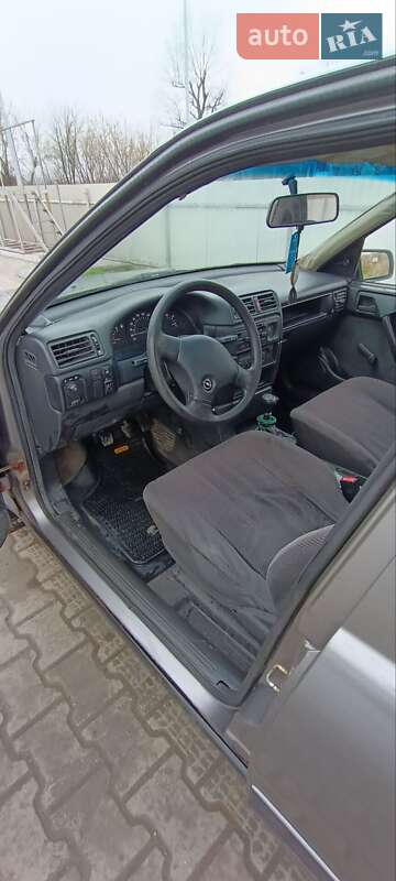 Седан Opel Vectra 1990 в Самборі