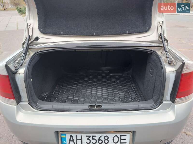 Седан Opel Vectra 2005 в Днепре