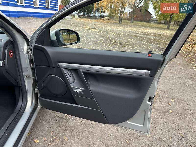 Лифтбек Opel Vectra 2006 в Лебедине