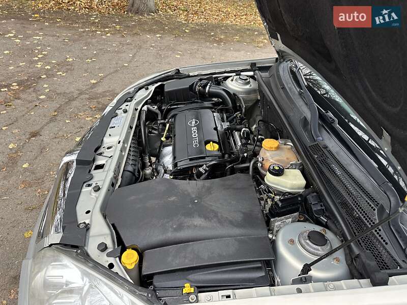 Лифтбек Opel Vectra 2006 в Лебедине