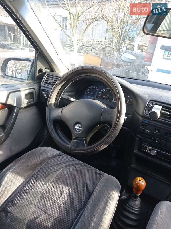 Седан Opel Vectra 1992 в Кременце