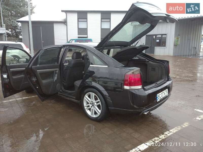 Седан Opel Vectra 2004 в Мостиській