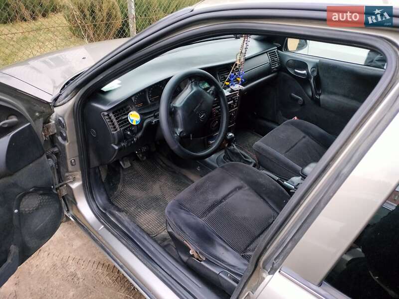 Седан Opel Vectra 1996 в Яворове