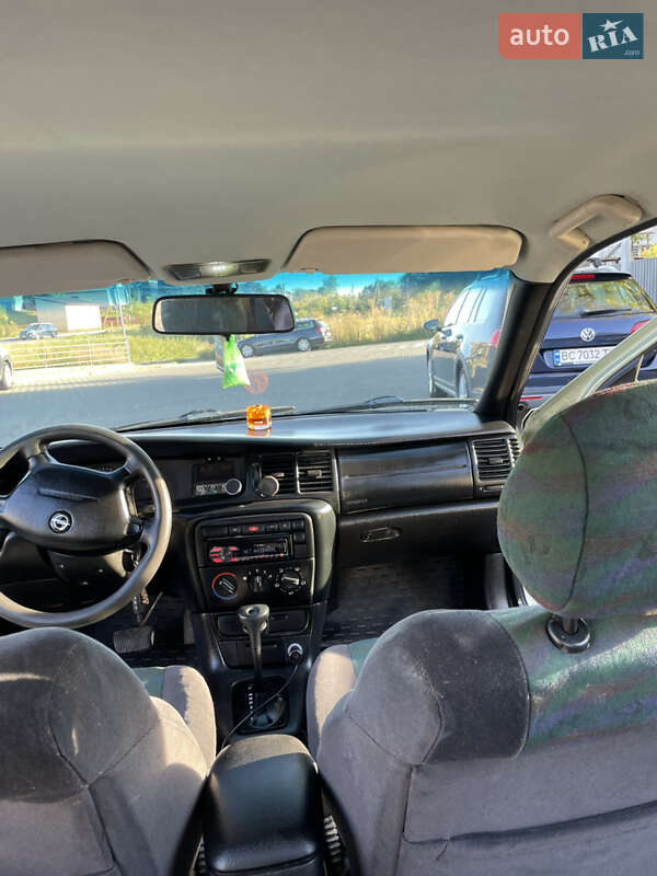 Седан Opel Vectra 1996 в Львове