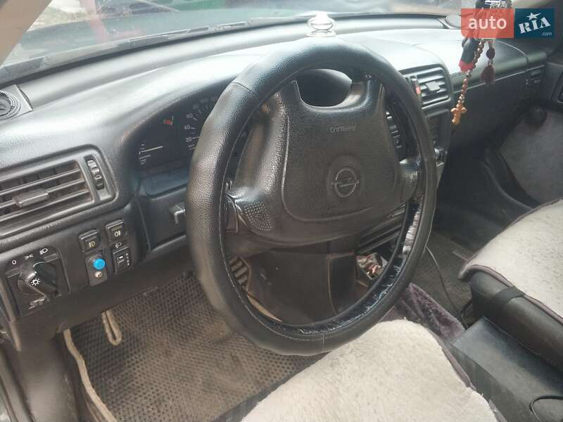 Седан Opel Vectra 1994 в Івано-Франківську
