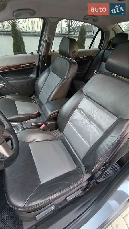 Седан Opel Vectra 2004 в Радехові