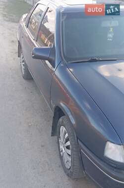 Седан Opel Vectra 1990 в Клевани