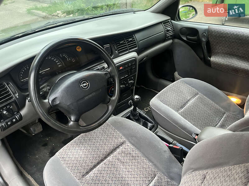 Седан Opel Vectra 1996 в Днепре