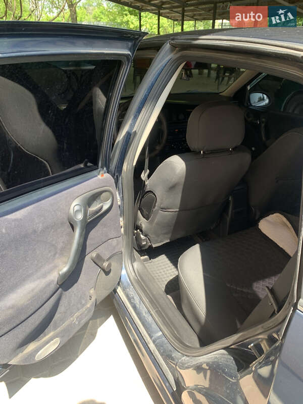 Седан Opel Vectra 2000 в Скалате