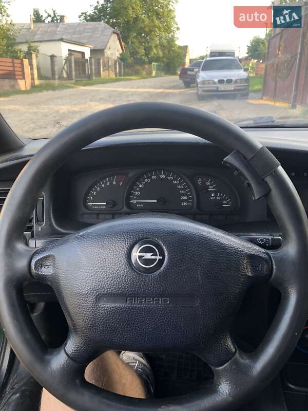 Седан Opel Vectra 1996 в Городке