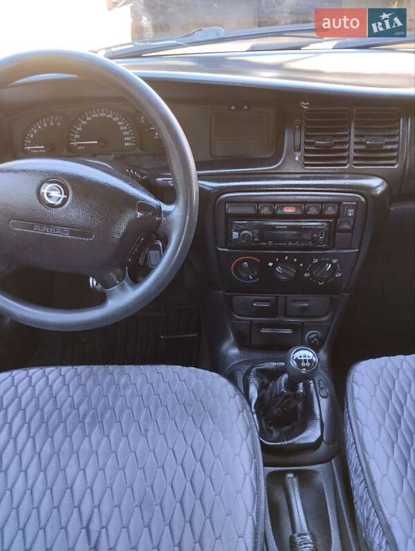 Седан Opel Vectra 1996 в Змиеве