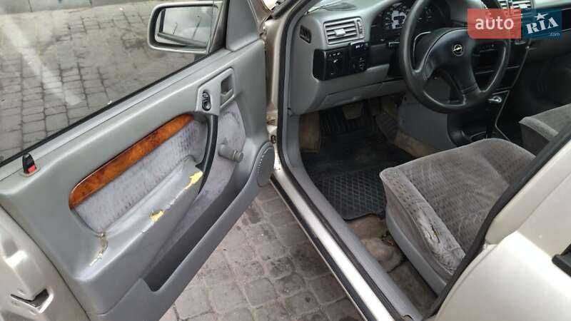 Лифтбек Opel Vectra 1993 в Львове