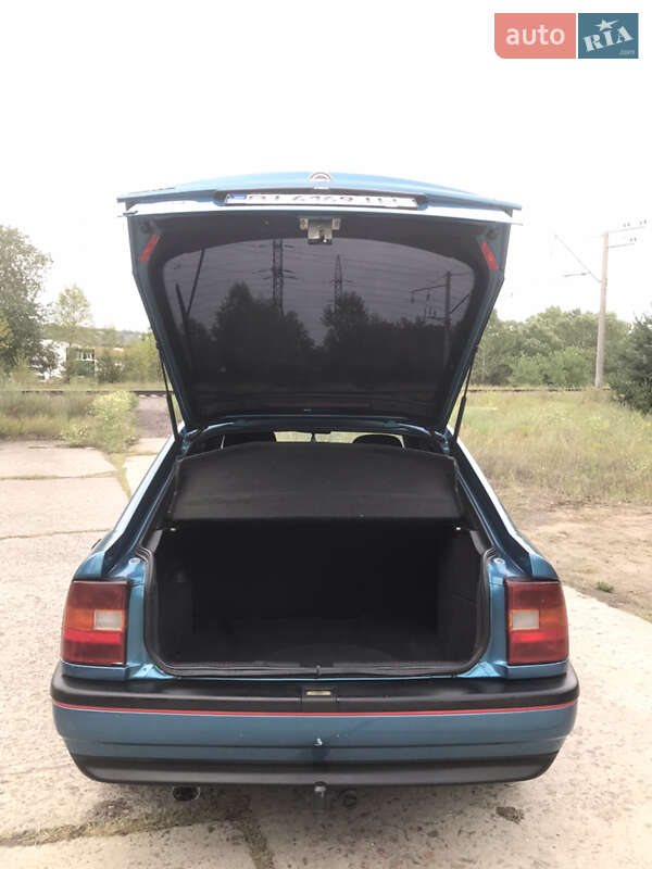 Лифтбек Opel Vectra 1992 в Горишних Плавнях