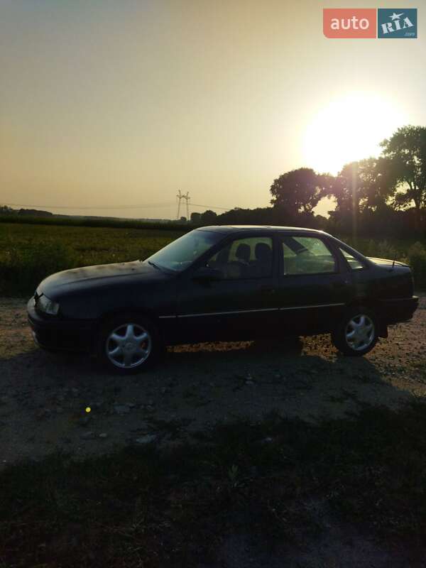 Седан Opel Vectra 1990 в Липовці